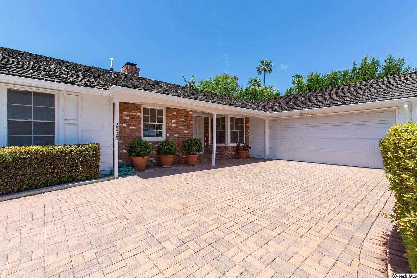 brentwood G house — photograph 1
